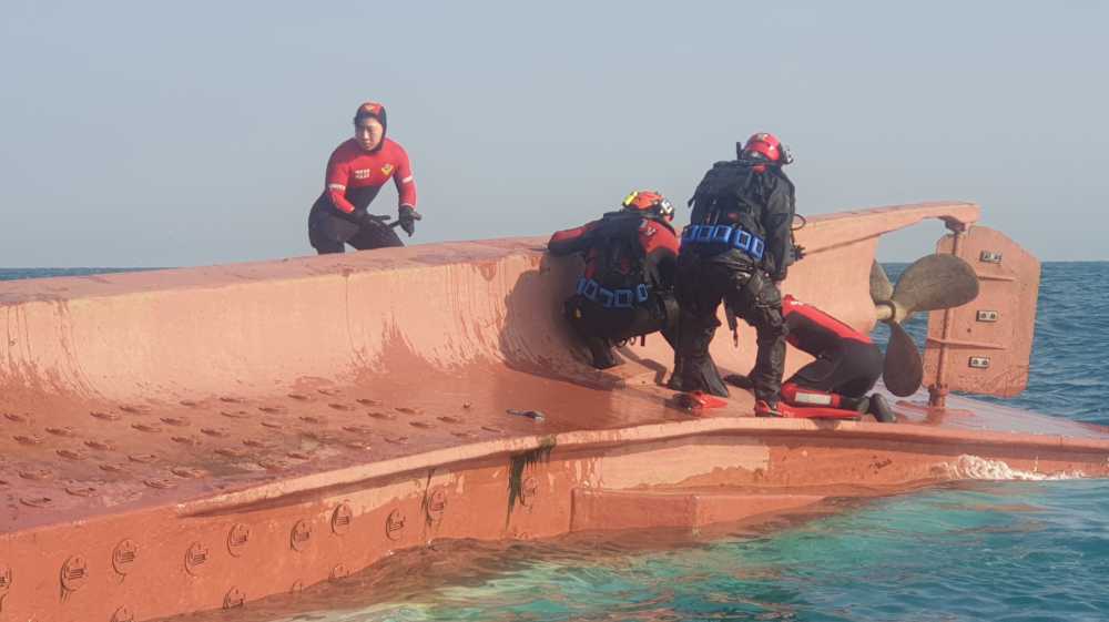 ▲ 전복선박에서 수색을 진행하는 해양경찰