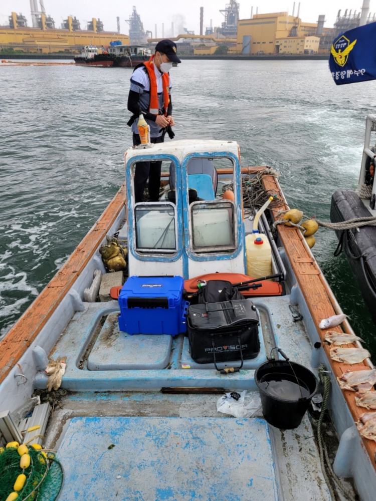 ▲여수해경이 광양항 내 불법조업행위를 단속하고 있다 (여수넷통뉴스 자료사진)