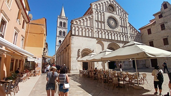 ▲ 성 아나스타샤 대성당 모습. 자다르의 중심가로 바닥에 깔린 대리석 도로가 너무나 반질반질해 조심해야할 정도이다ⓒ 오문수