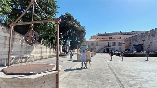 ▲성 아나스타샤 대성당 모습. 자다르의 중심가로 바닥에 깔린 대리석 도로가 너무나 반질반질해 조심해야할 정도이다ⓒ 오문수