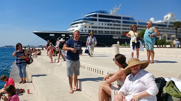 ▲ 자다르 해변에는 바다가 연주하는 바다오르간이 있다. 35개의 파이프가 설치된 작은 구멍 안으로 파도가 밀려오면 파도의 크기, 속도, 바람의 세기에 따라 바닷물이 공기를 밀어내며 구멍 사이로 소리를 낸다. 사람들이 바다가 연주하는 자연의 소리를 들으며 계단에 앉아있는 모습ⓒ 오문수