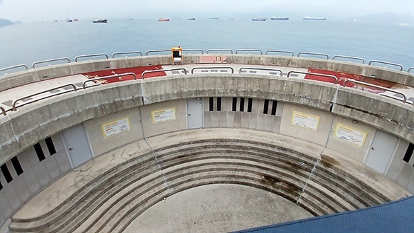 ▲ 여수 신북항방파제에 설치된 바다오르간 모습으로 자다르가 고향이라고 한다. 기사를 쓰기 위해 어제 촬영했다. 뒤에는 광양항을 오가는 배들이 정박해 있다.ⓒ 오문수