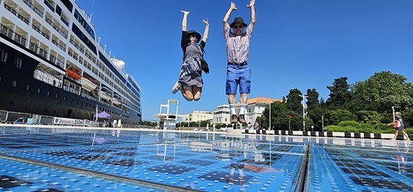 ▲ 바다오르간 바로 옆에 설치된 '태양의 인사' 원형광장에서 하늘을 향해 뛰어 올랐다. 해를 본따 만든 22m의 대형 원형 광장에 태양열 전지판과 LED를 통해 햇빛을 저장해 두었다가 해가 지면 형형색색으로 변하는 색 때문에 나이트클럽을 연상케 한다ⓒ 오문수