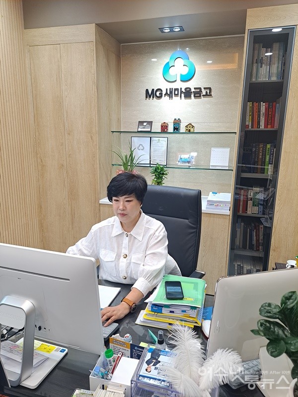 ▲오직 한길 평생 금융인으로 살아온 MG돌산새마을금고 박영숙 전무가 업무에 열중하고 있다. ⓒ조찬현