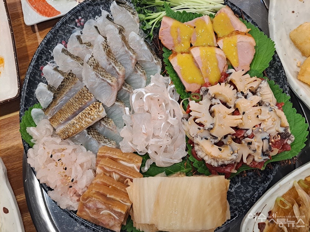 ▲해산물 위주의 이 음식은 참돔숙회와 농어회, 하모회, 소고기 육회와 전복회, 오리훈제, 편육이 한데 어우러졌다. ⓒ조찬현