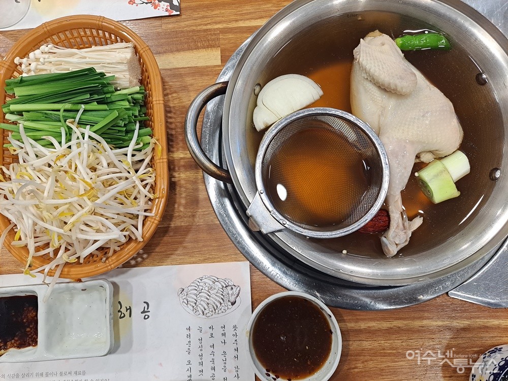 ▲황제 코스요리의 대미를 장식할 갯장어샤브샤브를 살랑살랑 데쳐 먹을 육수에는 닭 한 마리가 통째로 들어가 있다. ⓒ조찬현