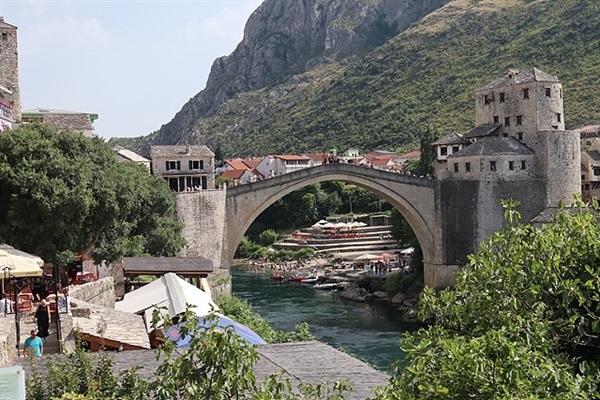 ▲ 모스타르에서 이슬람인들이 사는 이슬람지구와 가톨릭교도들이 사는 가톨릭지구를 연결해주는 다리인 '스타리 모스트' 모습. 1993년 전쟁 때 포격으로 무너졌다가 유네스코와 세계 각국의 후원을 받아 복원했다. ⓒ 오문수