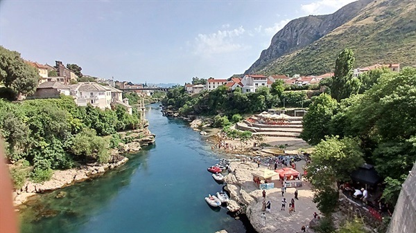 ▲ 모스타르에서 이슬람지구와 가톨릭지구를 나누는 네레트바강 모습 ⓒ 오문수