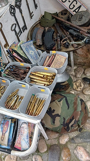 ▲ 기념품 가게에는 전쟁 당시 사용되었던 총알과 탄창 철모를 팔고 있었다 ⓒ 오문수