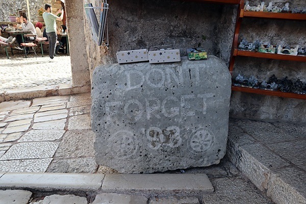 ▲ 이슬람지구와 가톨릭지구를 이어주는 다리인 '스타리 모스트' 입구 돌에 새겨진 '1993년을 잊지 말자(Don't forget '93)'가 적힌 표지석 모습 ⓒ 오문수