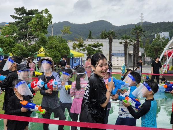 ▲ 2024년 사회복지관 네트워크 프로그램(우리아이 행복을 위한 무진장 노는 날) '우리동네 물총대첩'