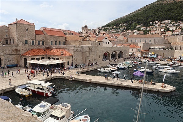 ▲ 항구와 성벽 밖에 정박해 있는 배들 모습  ⓒ오문수