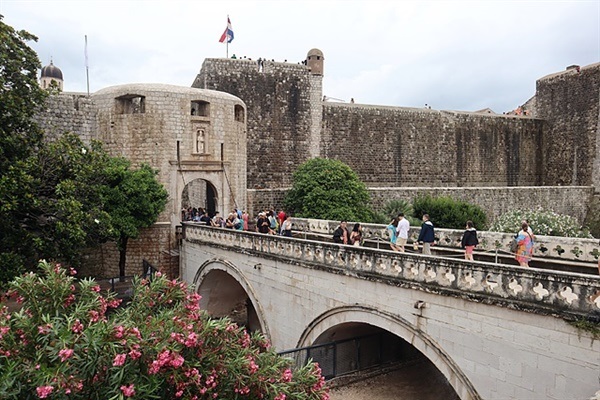 ▲ 두브로브니크 성벽길을 걷고 있는 관광객들이 보인다  ⓒ오문수