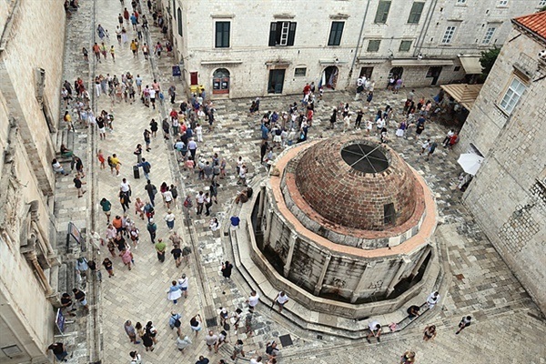 ▲  둥근 돔 형태의 오노프리오스 분수 주위에 관광객들이 모여있다.ⓒ 오문수