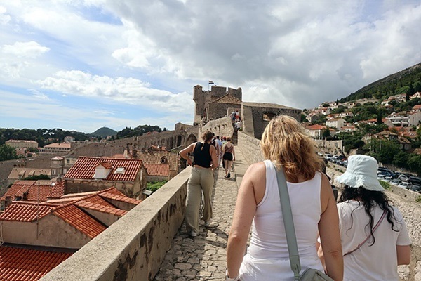 ▲ 성벽 위를 걷고 있는 관광객들 모습ⓒ 오문수