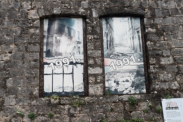 ▲ 1991년 독립전쟁 당시 부서진 시가지 모습을 비춰주는 그림이다.ⓒ 오문수