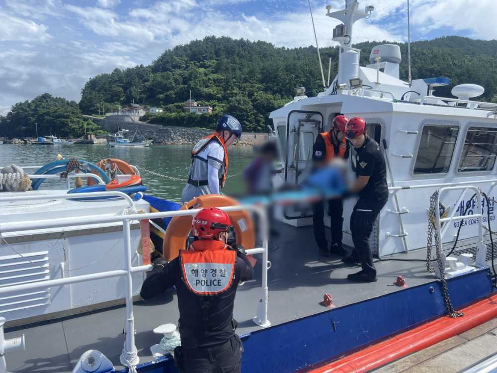 ▲ 고흥 쑥섬 응급환자를 해양경찰관이 이송하고 있다.