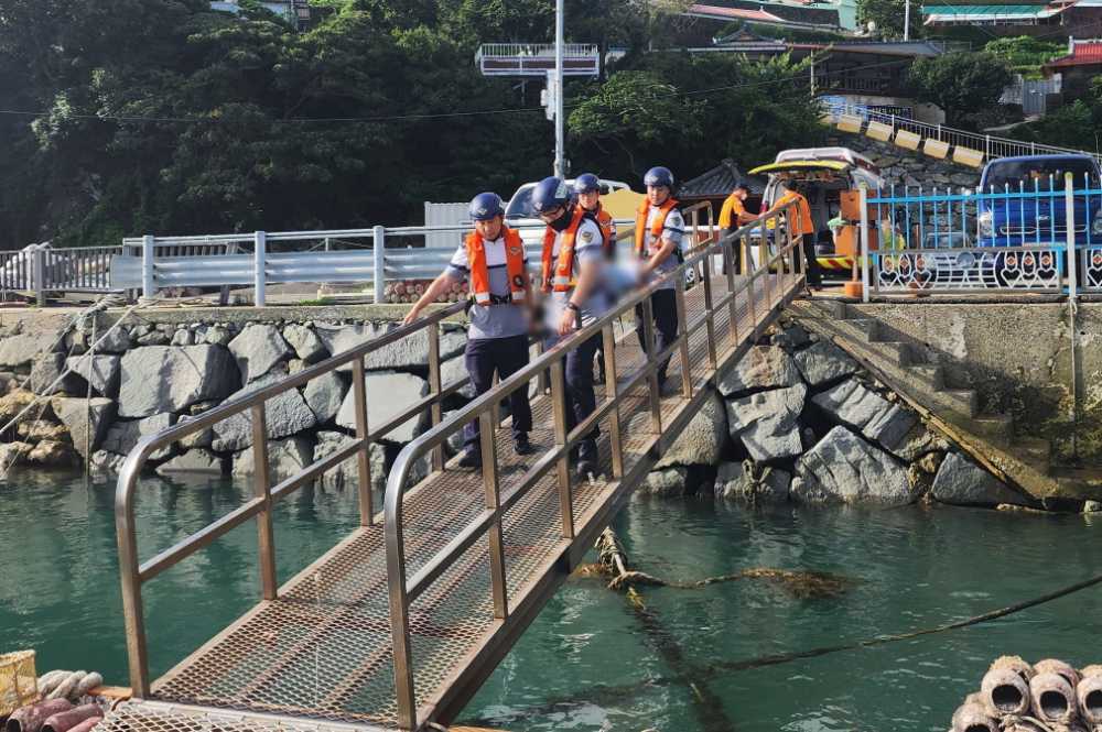 ▲ 여수 안도 응급환자를 해양경찰관이 이송하고 있다