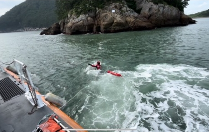 ▲ 바다에 빠진 낚시객을 구조하는 해경