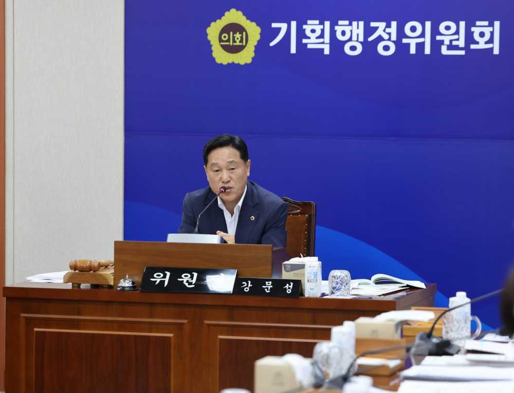 ▲ 강문성 위원장이 첫 업무보고 회의를 주재하고 있다.