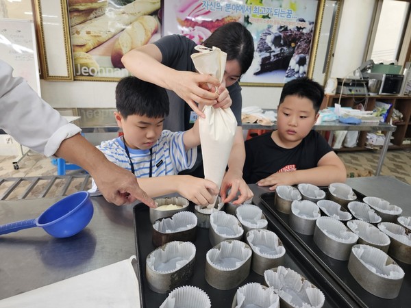 ▲ 빵틀에 반죽 짜기