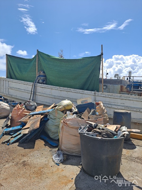▲쓰레기 더미와 불법 수리 선박 그리고 푸른 하늘이 너무나 대조를 이룬다.  ⓒ조찬현