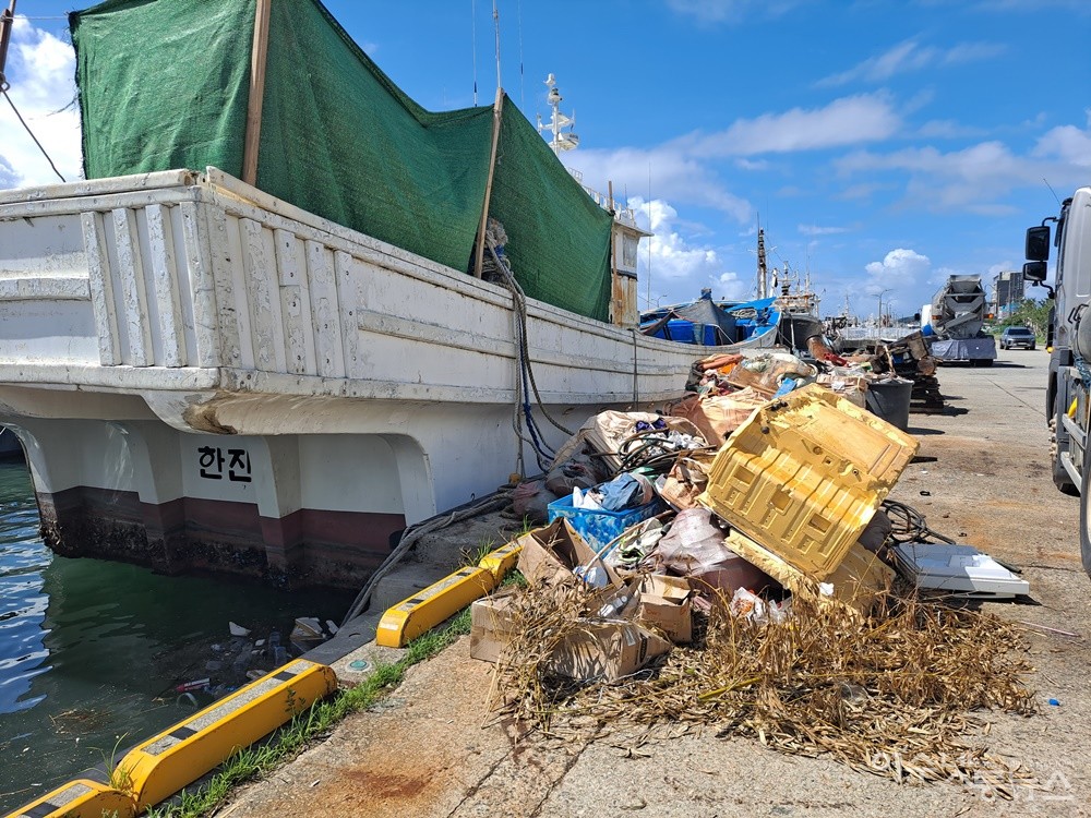▲지난 7월 17일(수) 여수넷통뉴스에 불법 수리 문제로 보도되었던 해당 선박은 그곳에 그대로 정박 중이다.  ⓒ조찬현