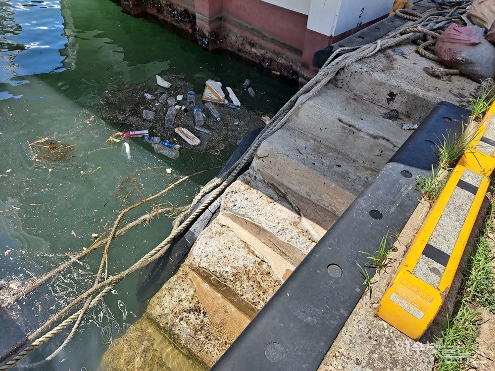 ▲50여 톤에 이르는 수리 중인 선박 주변 바다에는 생활 쓰레기가 널브러져 있다. ⓒ조찬현