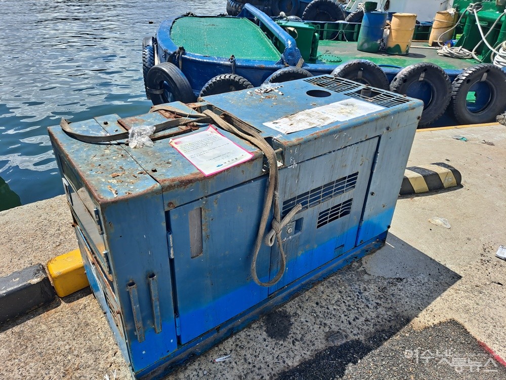 ▲계고장이 3장이나 덕지덕지 나붙은 대형 발전기가 볼썽사납게 방치되어 있다.  ⓒ조찬현