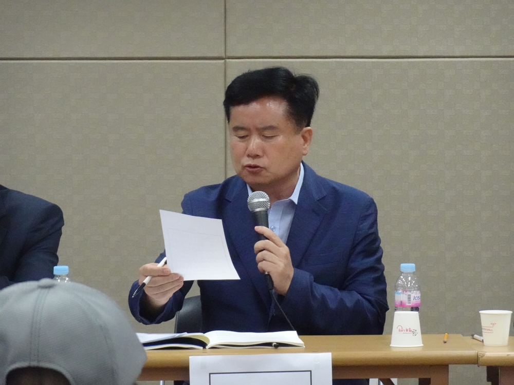 ▲ 청중이 작성한 질문지를 읽는 이상훈 좌장