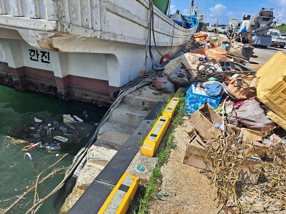 ▲여수 국동항 바다에도 뭍에도 쓰레기가 널브러져 있다. ⓒ조찬현