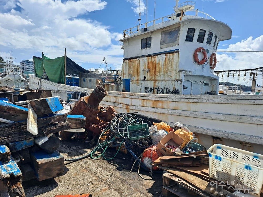 ▲ 국동항에서 불법으로 FRP 선박을 수리하면서 나온 갖가지 쓰레기들이다. ⓒ조찬현