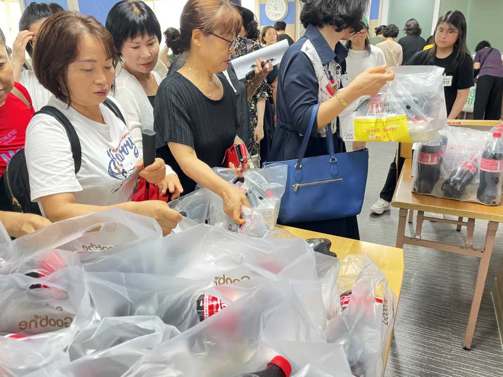 ▲문수복지관 장애인활동지원팀이 치킨세트를 전달하였다.