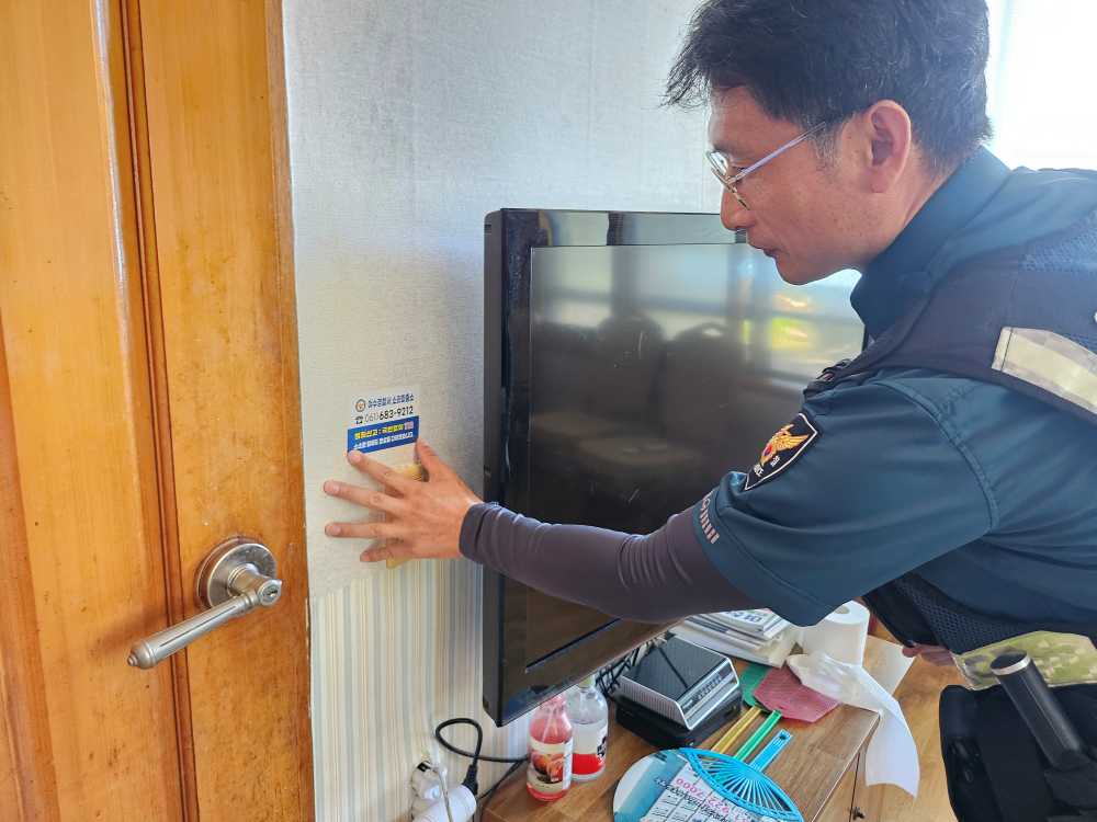 ▲  여수경찰서 소라파출소가 ‘맞춤형 어르신 파출소 전화번호 스티커’를 배부했다.