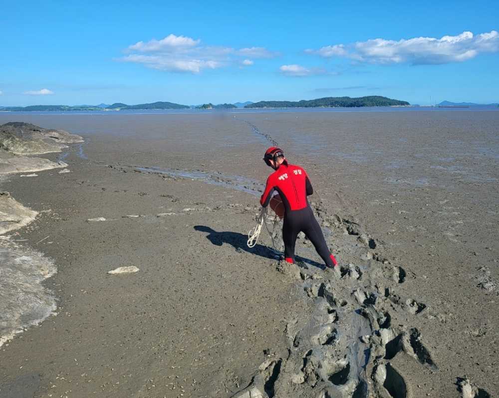 ▲ 고립자를 구하러 들어가는 해양경찰