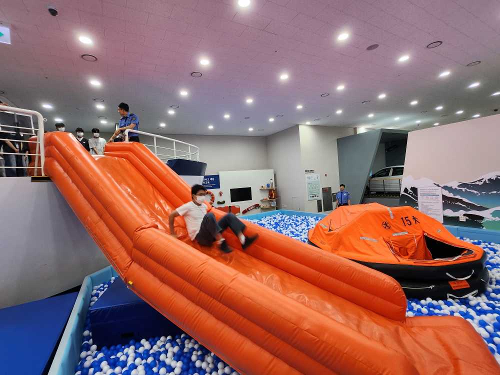 ▲ 비상시 선박 외부 탈출요령 교육