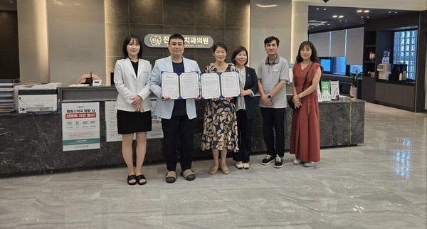 ▲ 진솔한치과에서 열린 협약식에서 여수시장애인종합복지관의 최종순 관장과 진솔한치과의 김종연 원장한울로타리클럽 박계린회장이 협약서를 들고 기념 촬영을 하고 있다. 