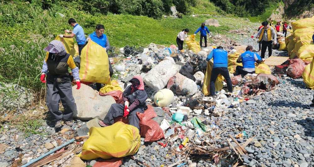 ▲ 해안가로 밀려온 해양쓰레기 집중 수거