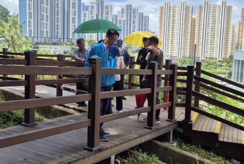 ▲ 무장애나눔길 현장점검 나선 강문성 도의원