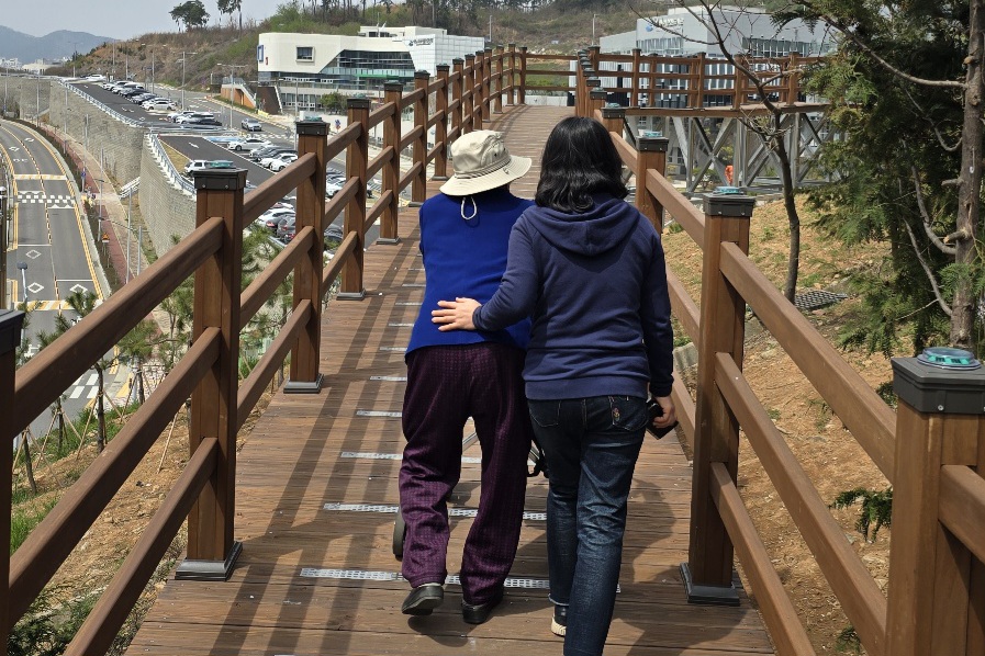 ▲  무장애나눔길 현장점검 나선 강문성 도의원