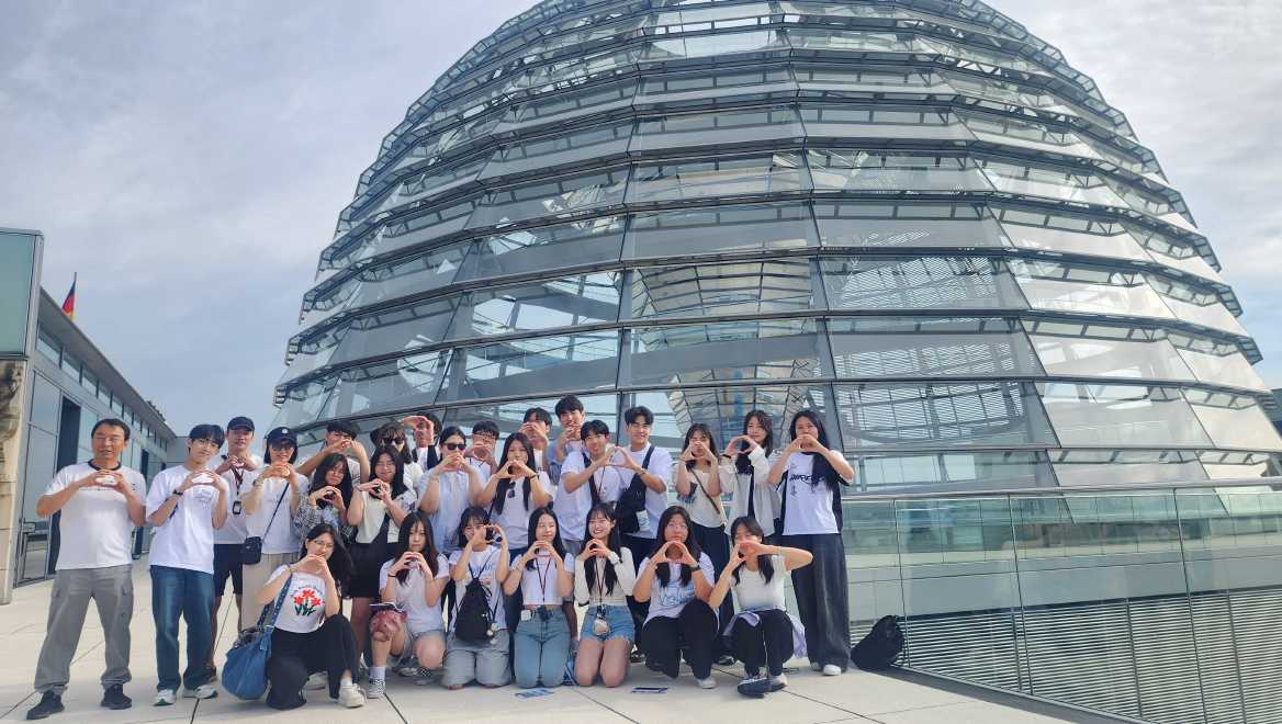 ▲독일 연방의회 의사당 앞에서 기념촬영을 하고 있다.