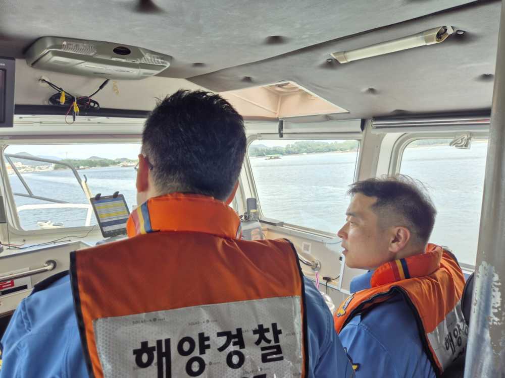▲ 최경근 서장이 연안구조정에 탑승해 낚시어선 주 출입항로를 점검하고 있다