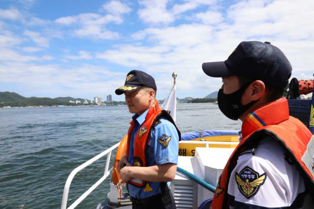 ▲ 최경근 서장이 연안구조정에 탑승해 낚시어선 주 출입항로를 점검하고 있다