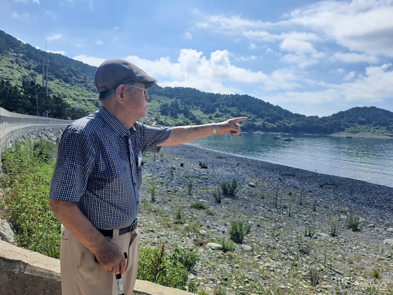 ▲이야포·두룩여 미군폭격사건 민간인 희생자 중 유일하게 살아남은 유족 이춘혁 어르신이 안도 이야포해변에서 그날의 참상을 이야기하고 있다. ⓒ조찬현