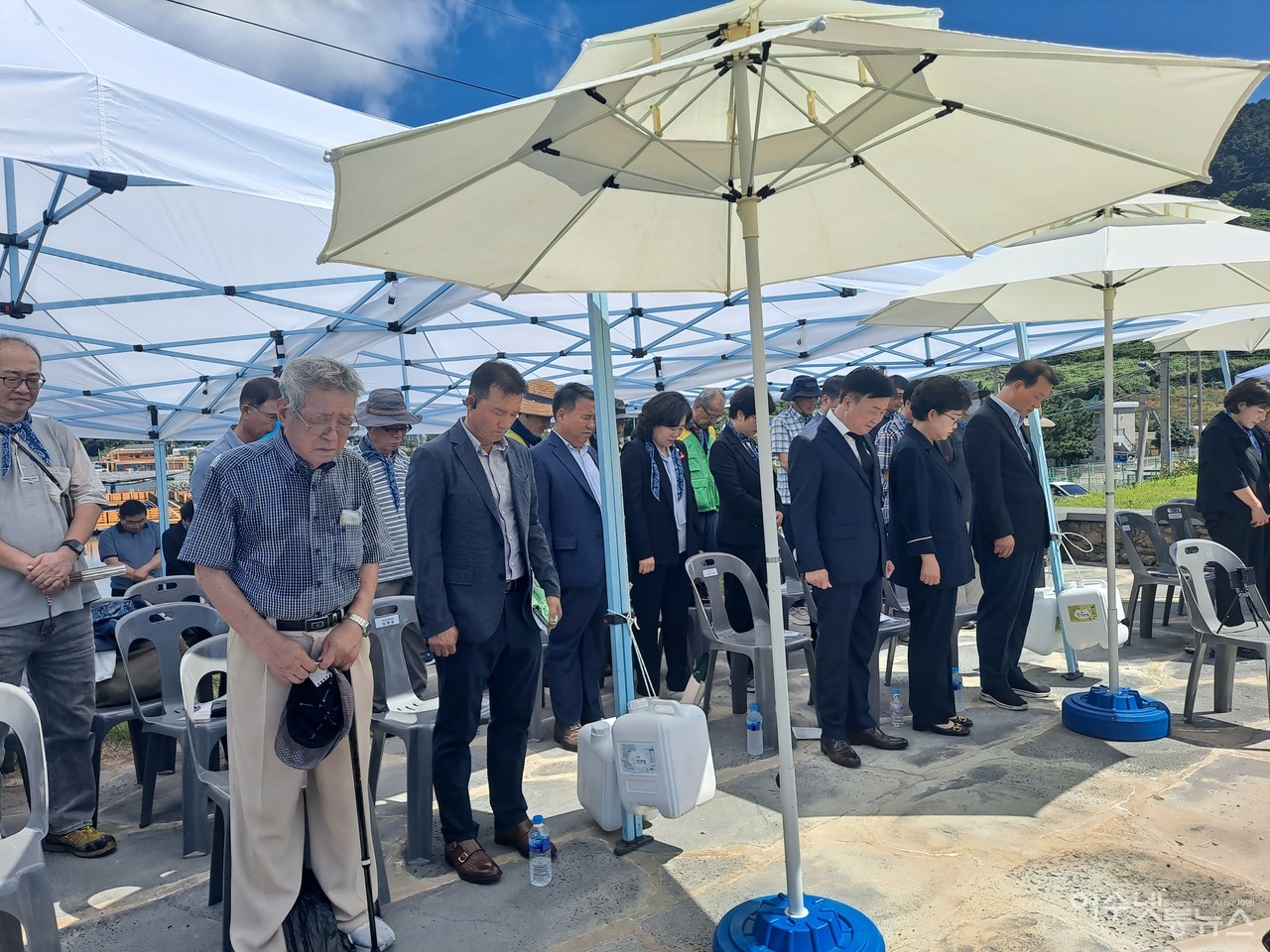 ▲이야포·두룩여 74주년 추모제 참가자들이 묵념하고 있다. ⓒ조찬현