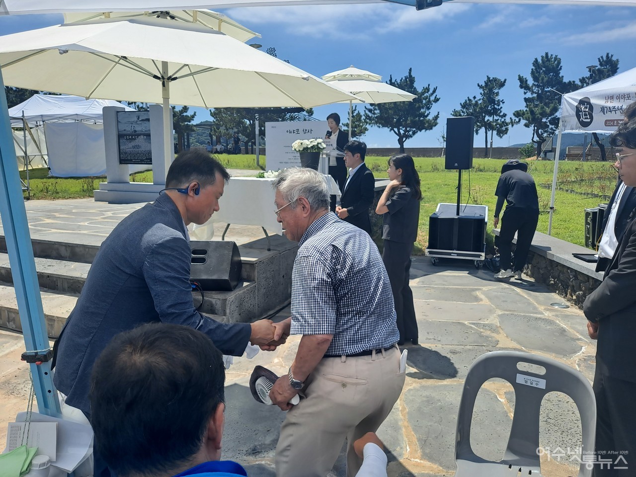 ▲심명남 민간인 추진위원장이 유족 이춘혁 어르신과 인사하고 있다. ⓒ조찬현