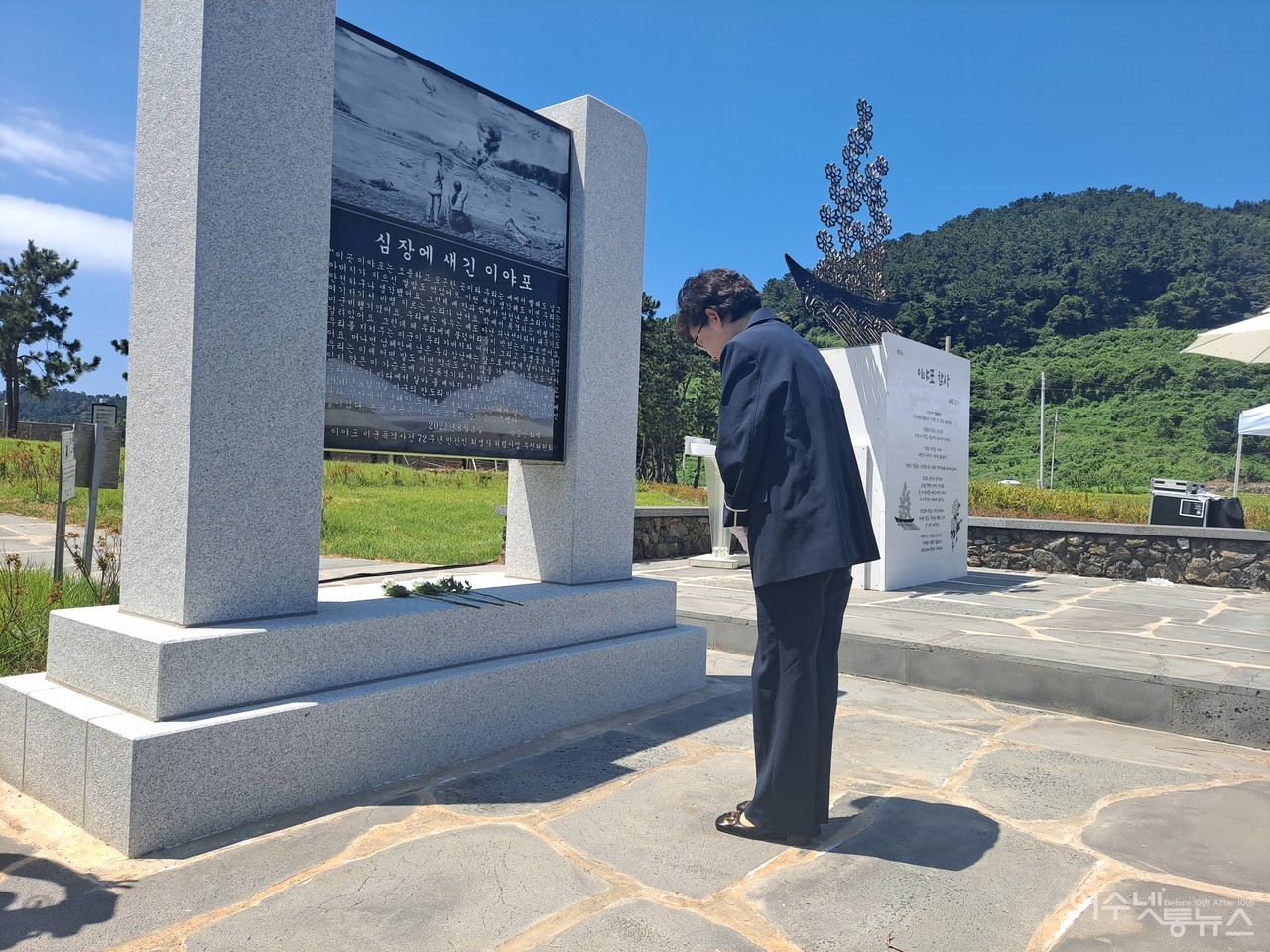 ▲백인숙 여수시의회 의장이 추모비에 헌화 후 묵념하고 있다. ⓒ조찬현