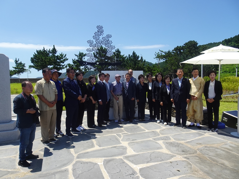 ▲ 남면 이야포.두룩여 미군폭격사건 제 74주년 민간인 희생자 추모제 참석자