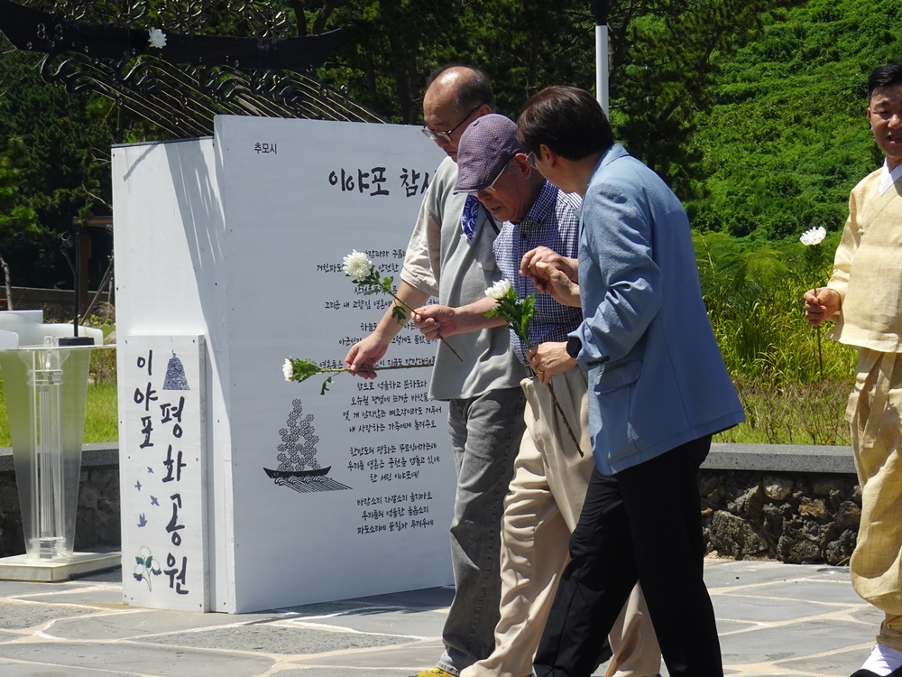 ▲ 생존자 이춘혁 어르신이 헌화를 하기 위해 움직이고 있다.