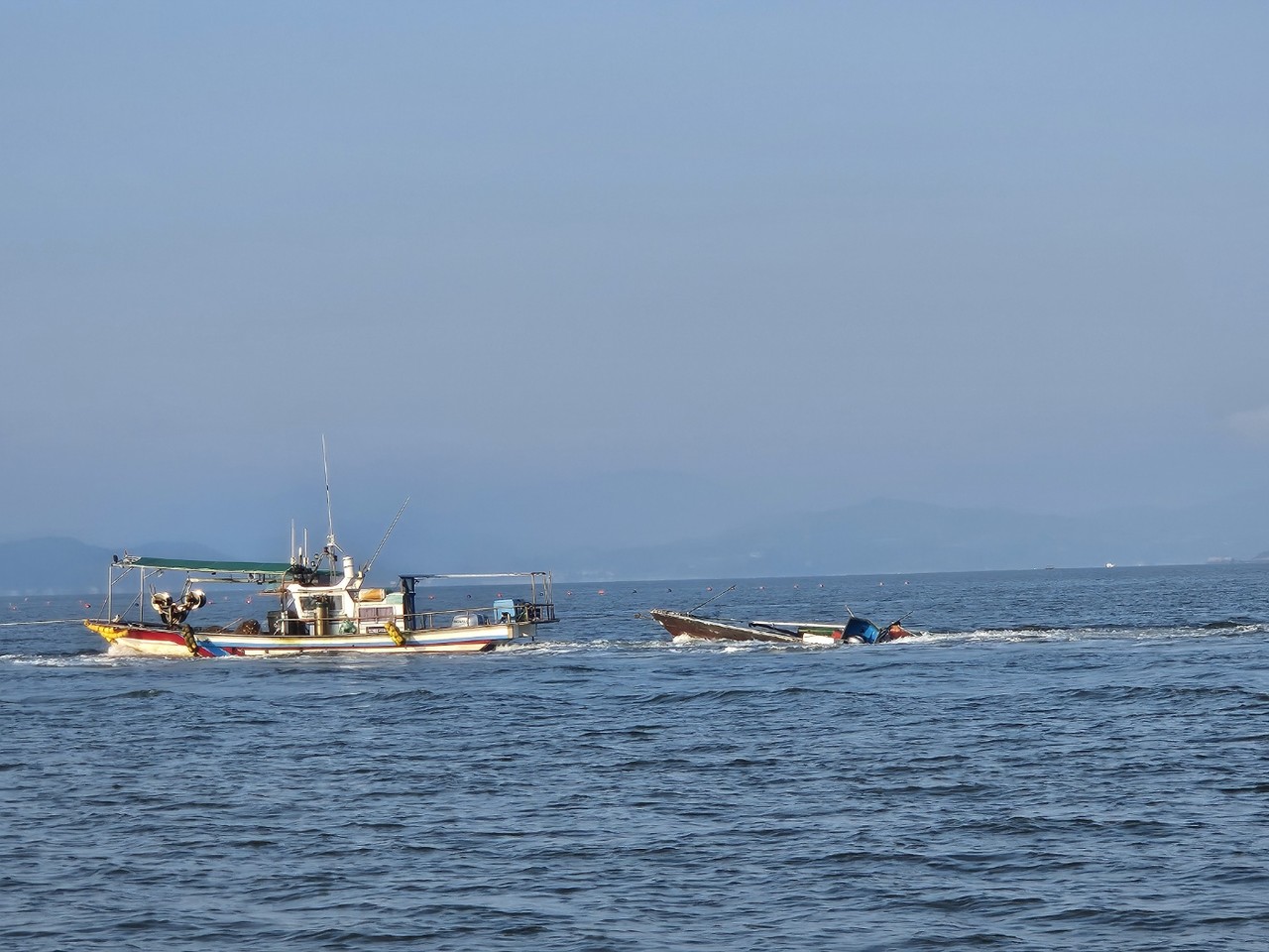▲보성 앞 해상에서 전복된 어선을 민간해양구조선이 예인하고 있다. ⓒ여수해양경찰서